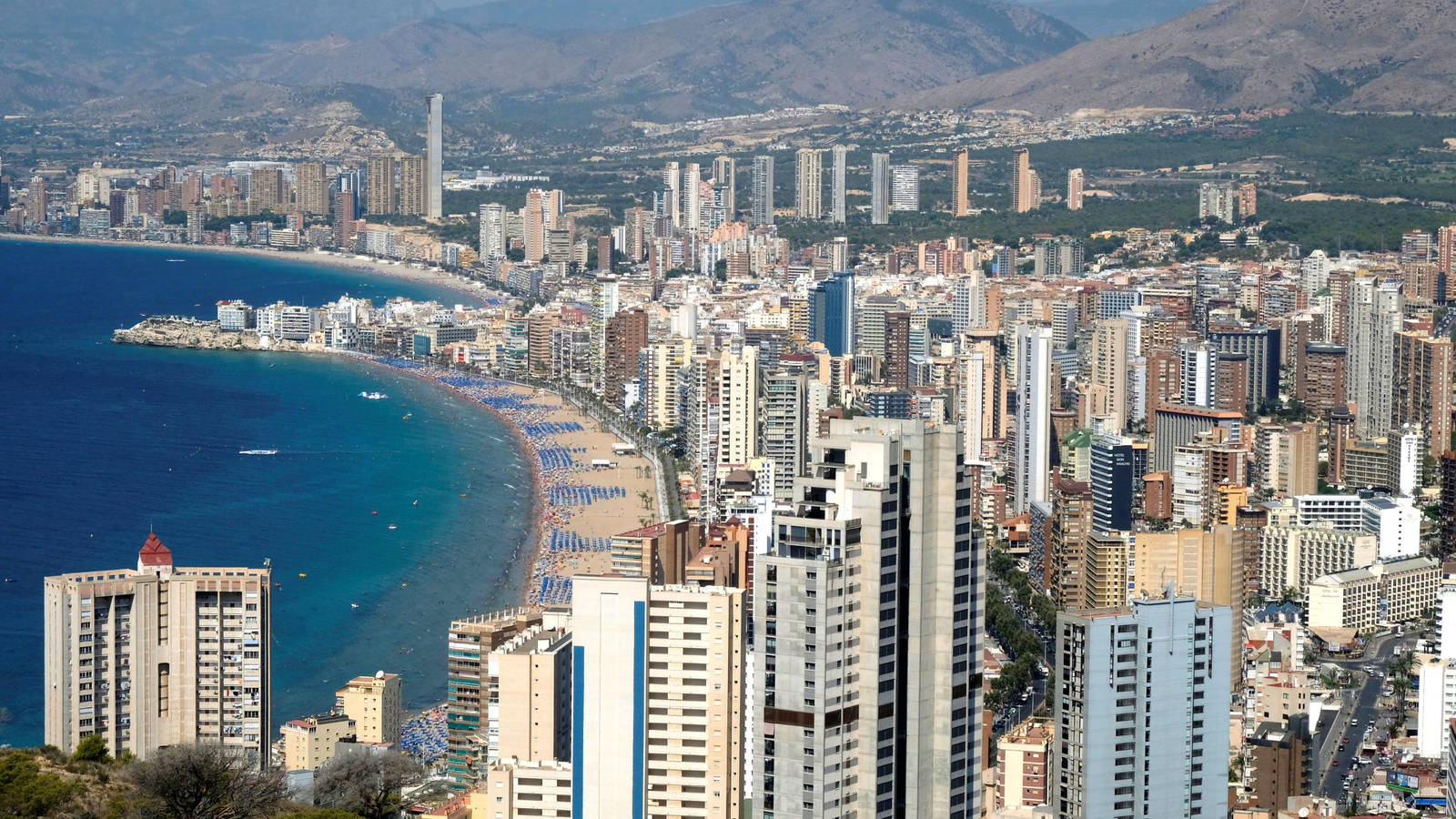 elogio-de-benidorm-el-gran-invento-del-turismo-espanol-firma-otro-verano-de-exito